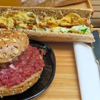 Sandwich chorizo vegan et hamburger DJINN at Green Witches in Mons