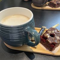 Cappuccino au lait végétal 🌱 & gâteau vegan chocolat cerise 🍒 🌱   at Green Witches in Mons