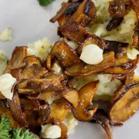 mashed potatoes with barbecue pulled mushrooms 😍  at Planet One in Arbon