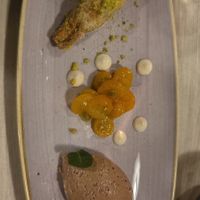 Pistazien-Knusper-Bonbon mit Vanillecreme, Mousse au Chocolat und Kumquats at Glückstein in Mannheim