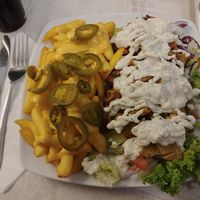 Der Whönerteller mit Chili"cheese"fries at Veganbar in Bremen