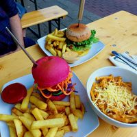 Unicorn burger & onionator + macncheese at Veganbar in Bremen