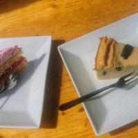 Johannisbeertorte und Oreo-Käsekuchen at Veganbar in Bremen
