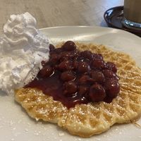 Waffeln mit heißen Kirschen und Sahne  at Veganbar in Bremen