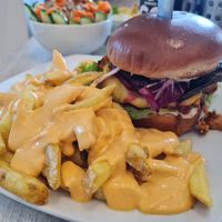 Der "Monatsburger" mit Pommes und Cheeze Sauce at Veganbar in Bremen