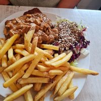 Pommes mit Jägerschnitzel at Veganbar in Bremen