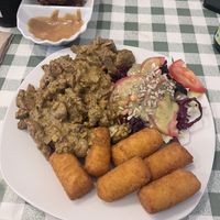 Champignon-Ragout mit Sojaschnetzeln, Beilagensalat und Kroketten  at Veganbar in Bremen