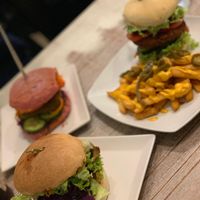Indian styled burger, unicorn burger, chilli cheese fries at Veganbar in Bremen