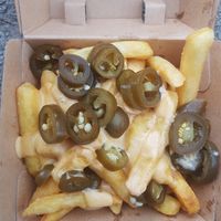 Fries with cheese sauce and jalapeňos at Veganbar in Bremen