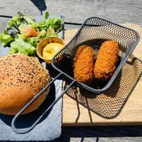 Veganistische draadjes’vlees’ kroketten met brood at De Zeemeeuw in Noordwijk