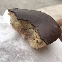 There’s no vegan pasticiotto but they have a delicious vegan pastry called fruttone (a sweet shortcrust, almond paste, à thin layer of jam and chocolate).  at Caffè Alvino in Lecce