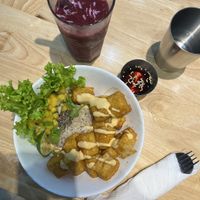 bin zufällig auf dieses restaurant gestoßen. Ich hatte eine reis bowl mit frittiertem und mariniertem tofu. Dazu den Purple Smoothie. 10/10.  at KURUMI in Da Nang