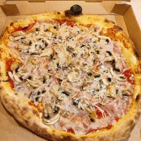 Vegan boscaiola pizza at Pizza Circus in Barcelona