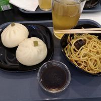 Bao veggie, nouilles sautées et thé maison at Baotime in Lyon