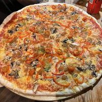 Pizza grande con queso vegano y verduras variadas  at La Tradizionale in Sevilla