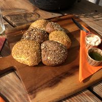 Breekbrood met dips at DAVO in Deventer