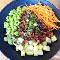 Nouilles véganes aux épinards, champignons marinés, carottes, pommes de terre et edamame at Sweet Raviolis - Rue Montmartre in Paris