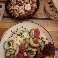 Hummus Platte mit Falafel, gerösteter Blumenkohl at Mazel Tov in Budapest