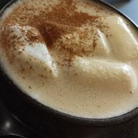 The vegan special with white chocolate and marshmallows at Oslo Kaffebar in Berlin