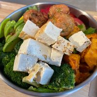 Make your own salad bowl at aone Eatery in Taipei