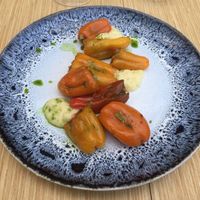 Plat principal : poivrons farcis aux légumes avec houmous de haricots tarbais at La Palombe Gourmande in Lascazeres