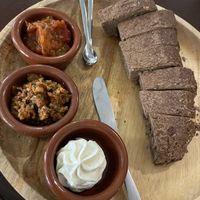 Brot mir Salsa und getrockneten Tomaten (Butter nicht vegan)  at Stoof in Sneek