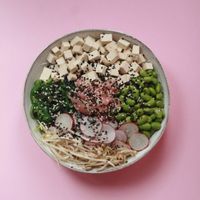 Poké bowl at Medrar Tierra in Colunga