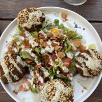 Israelischer Salat mit Falafel at Mirou in Hamburg