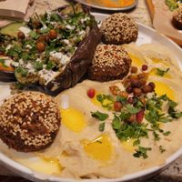 Gegrillte Aubergine mit Falafel at Mirou in Hamburg