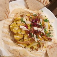 Kurkuma Blumenkohl, geröstete Zwiebeln, Hummus, Mandeln, Koriander, Granatapfelkernen und Pitabrot zum Mittagstisch für 10,50 € at Mirou in Hamburg