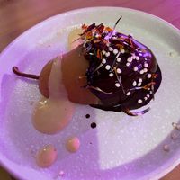 Peer met vegan chocolade en vla at Phood Kitchen in Eindhoven