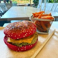 Hamburguesa de carxofa amb ceba caramelitzada, formatge vegà i guacamole, amb fregides de boniato at Aromatic Restaurant in Altafulla