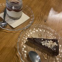 Cheesecake vegana y tarta de chocolate, platano y avellanas at Brio in Tarifa