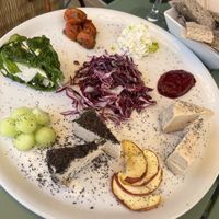 Selección de quesos veganos. 🤤  at Brio in Tarifa