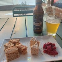 Focaccia casera con queso vegano at Brio in Tarifa