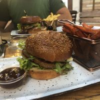 Sehr leckerer Veganer Burger und große Auswahl! Uns hat das Gesamtpaket so gut gefallen, dass wir morgen wieder kommen werden😂  at Restoran ŠtoRiJa in Rijeka
