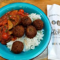 Polpette vegane di grano saraceno e lenticchie in salsa di zucchine, pomodoro e basilico con riso basmati at Restoran ŠtoRiJa in Rijeka