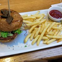 Hamburger vegano, tartufo, cetriolo, lattuga, cavolo, pomodoro, formaggio vegano, patate fritte. at Restoran ŠtoRiJa in Rijeka