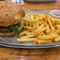 Sexy mediterianka Burger mit Pommes at Restoran ŠtoRiJa in Rijeka