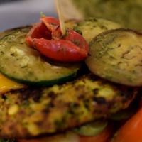 The pesto burger has zucchini and bell peppers as toppings at Das Meyers in Cochem