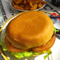 Crispy "chicken" con pan sin sésamo y patatas at Burguer Country in Zamora