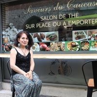 La merveilleuse Suzan devant son restaurant at Le Jardin de Suzan in Cahors
