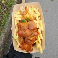 Vegane Currywurst mit Pommes at Kiosk Kunni in Bamberg