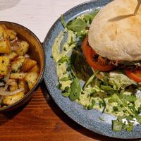 Veganer Burger mit Bratkartoffeln at Boltenmühle in Neuruppin