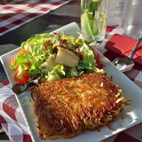 Das vegane Landhausschnitzel (Bio-Räuchertofu in Kartoffelrösti Panade) dazu Salat der Saison at Löffel's Landhaus in Muenstermaifeld