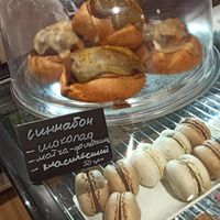 Cinnabons with chocolate, matcha-pistachio and classic at Nice-Ice in Kyiv