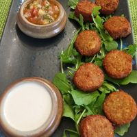 Falafel con cama de rúcula, pico de gallo y tahini at Hotel Avenida in Benasque