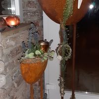 Eine schön dekorierte Ecke im Innenbereich des Restaurants. at Waldhotel zum Bergsee in Damme