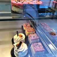 Showcase at Patisserie de Bijenkorf in Amsterdam