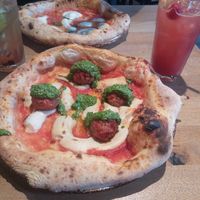 Vegane Meatballspizza mit Basilikumpesto aus dem November/Dezember-Special. Unglaublich lecker! 😋 at 60 Seconds to Napoli in Leipzig